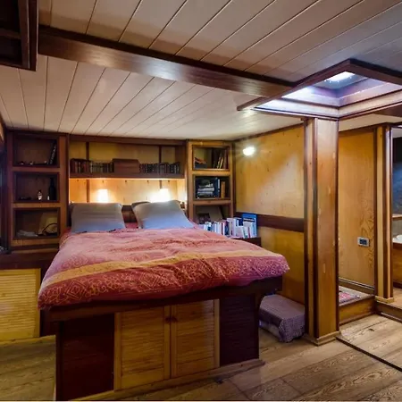 Unic Boat In Old Harbour Hotel en barco
