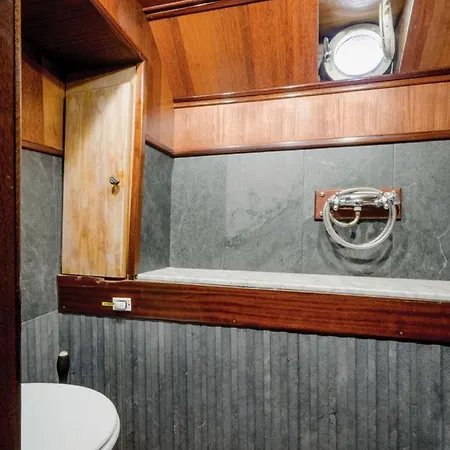 Unic Boat In Old Harbour Hotel en barco