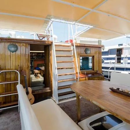 Hotel en barco Unic Boat In Old Harbour