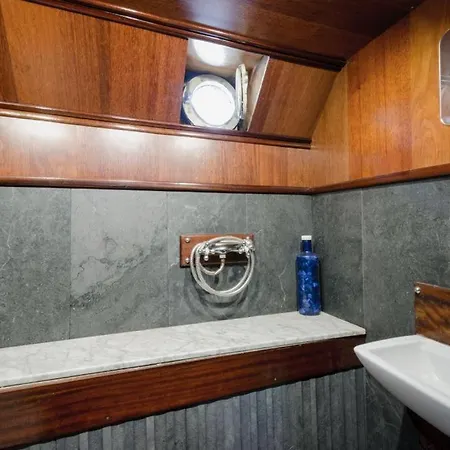Unic Boat In Old Harbour Hotel en barco *